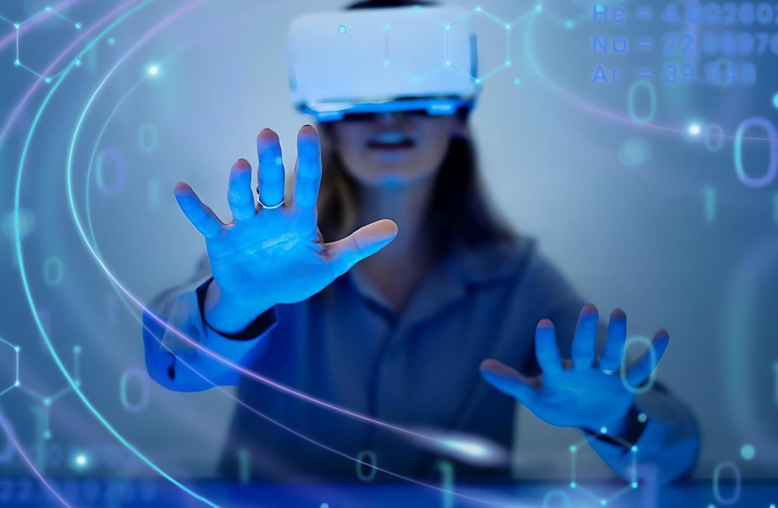 Pessoa testando aplicação de realidade aumentada em dispositivo móvel